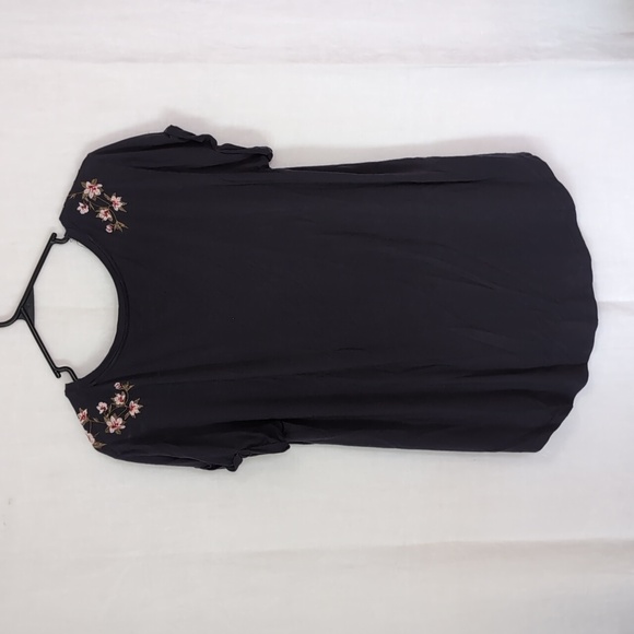 American Eagle Soft and Sexy Dark Grey Vneck Tee Shoulder Embroidery Size Large - Picture 5 of 5